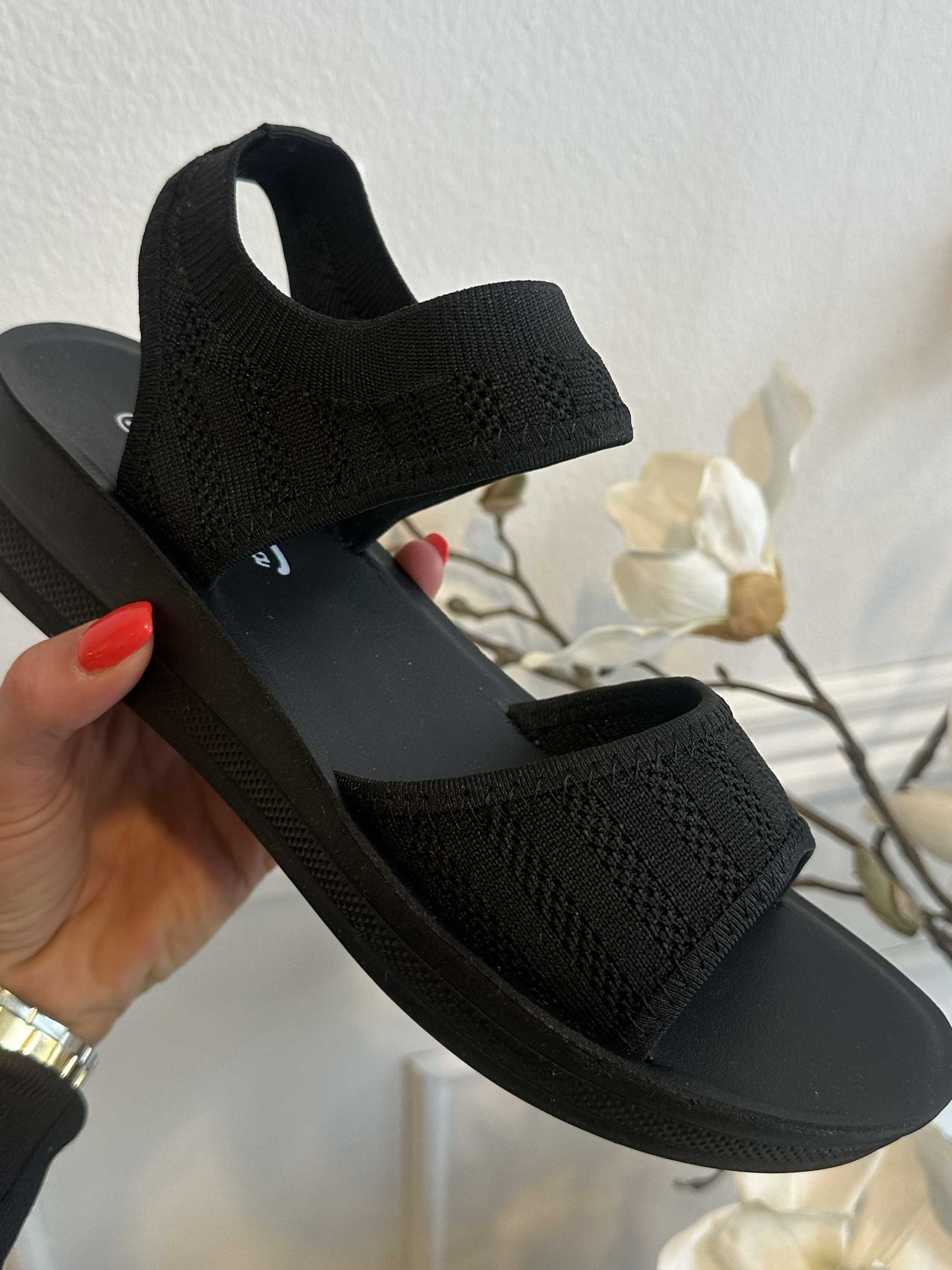 Jolina - Bløde sandaler med lille hæl og stræk i remmen